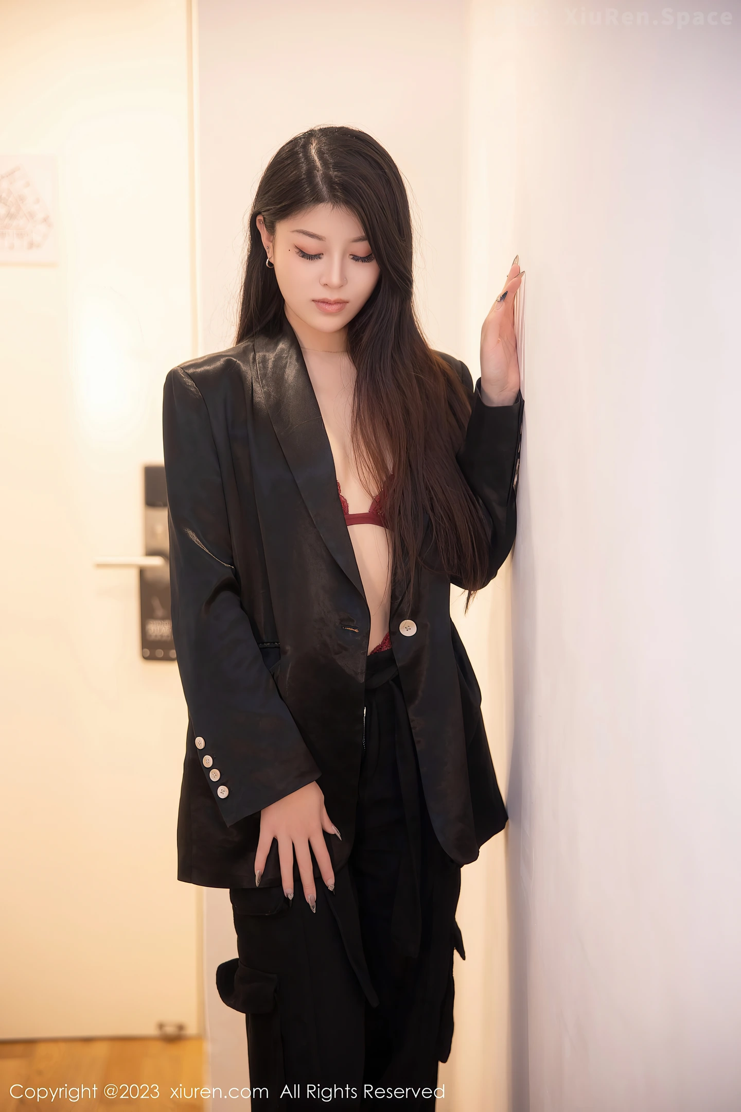 图片[3]-[XiuRen秀人网] 2023.03.14 VOL.6409 四月月 黑色西服与红色蕾丝内衣加黑丝美腿性感私房写真集-秀人网官方网站